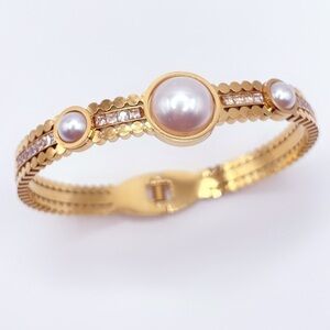 Elegant Gold Bracelet with Pearls